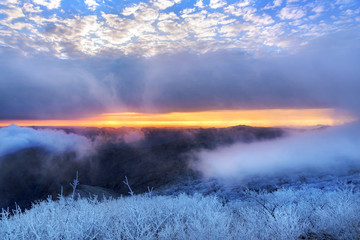 눈으로 덮힌 덕유산의 겨울풍경