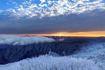 눈으로 덮힌 덕유산의 겨울풍경
