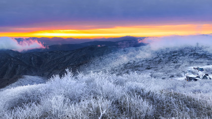 눈으로 덮힌 덕유산의 겨울풍경