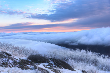 눈으로 덮힌 덕유산의 겨울풍경