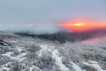 눈으로 덮힌 덕유산의 겨울풍경