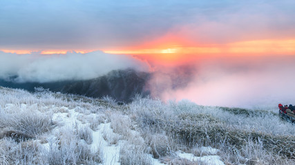 눈으로 덮힌 덕유산의 겨울풍경
