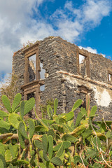 Ruine eines ausgebrannten Gebäudes auf Madeira