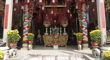 traditional chinese temple in hoi an