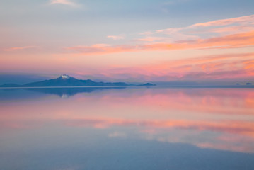 Obraz premium Sunrise on Salar de Uyuni in Bolivia covered with water, salt flat desert and sky reflections