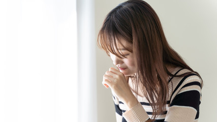 Fototapeta premium 咳をする女性