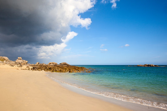 Paysage de bord de mer sur la c&ocirc;te bretonne en France.