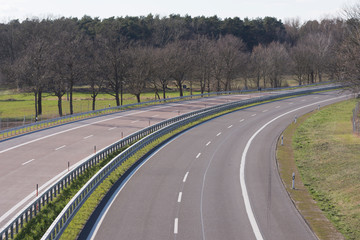 eine leere Autobahn in der Coronakrise