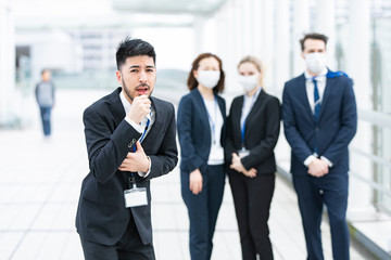 マスクなしで咳き込むビジネスマン