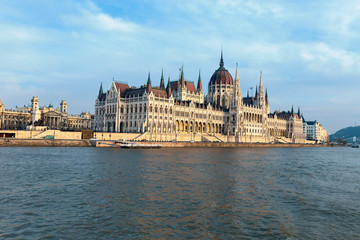 Fototapeta na wymiar beautiful building of the Hungarian parliament against the background of the river and blue sky