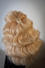 Naklejka premium head of a dummy for styling hair blonde
