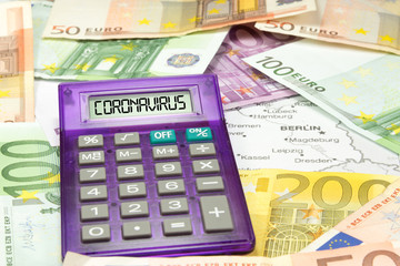 Landkarte von Deutschland, Taschenrechner, Euro Geldscheine und Coronavirus