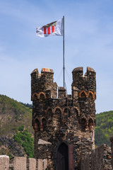 Turm mit Fahne der Burg Reichenstein/Deutschland
