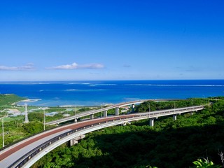海が見える長い道路