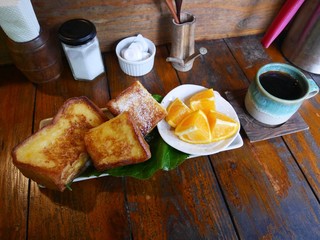 フレンチトーストとフルーツとコーヒー