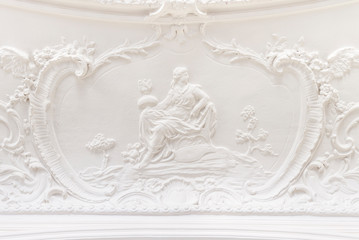 Plafond immeuble haussmannien avec moulures	