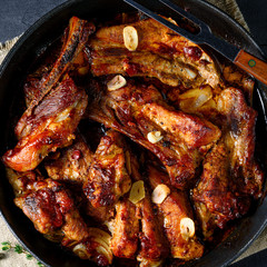Spicy pork ribs with garlic and barbecue sauce