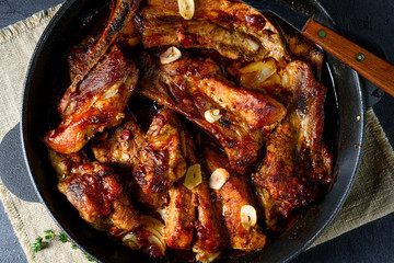 Spicy pork ribs with garlic and barbecue sauce