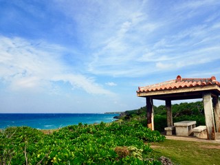 海が見える高台にある東屋