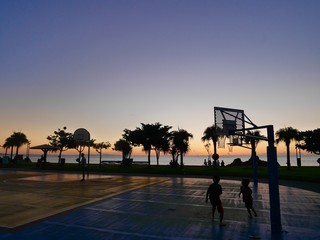 夕焼け空と海辺のバスケットコート