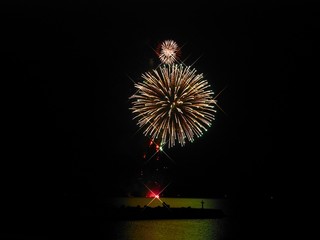 静かな海に上がる花火