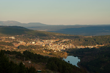 Localidad abulense de Arenas de San Pedro y el pantano de Riocuevas.