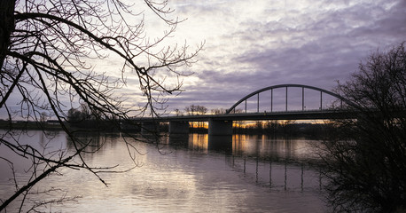 Donaubrücke in der Dämmerung in Deggendorf, Deutschland 