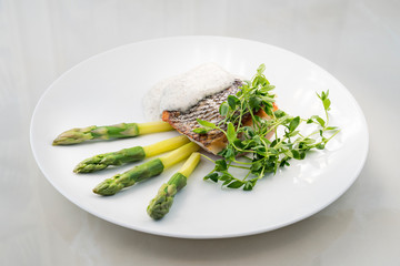 Hake with black pepper sauce accompanied by asparagus