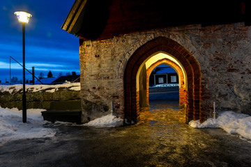 petite église de pierre dans un village du nord arctique avec neige et ciel bleue nocturne