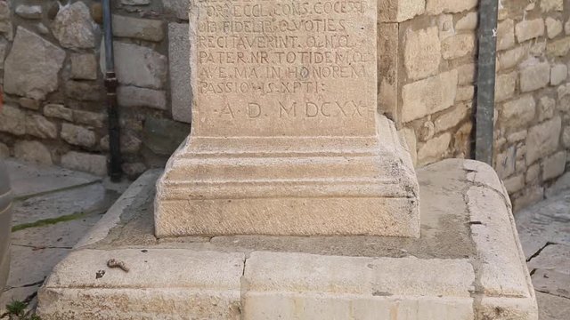 Ara, basamento funerario di colonna di epoca romana in Venosa nei pressi della Cattedrale Sant'Andrea, in Basilicata