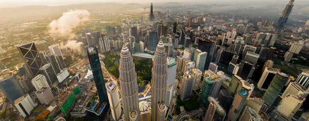 Luftaufnahme der Petronas Twin Towers. Innenstadt von Kuala Lumpur, Malaysia. Finanz- und Geschäftszentrum der Metropole Kuala Lumpur, Malaysia.