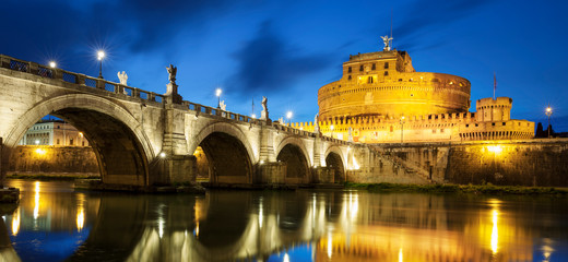 Famous bridge in Roma by night