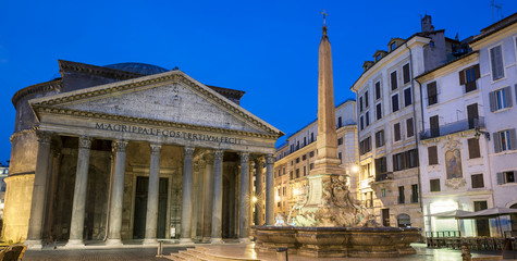 Fototapeta na wymiar Pantheon in Roma by night