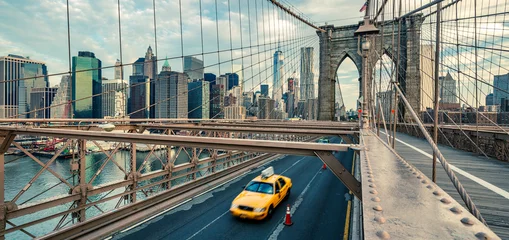 Fotobehang New York taxi Taxi op de Brooklyn bridge