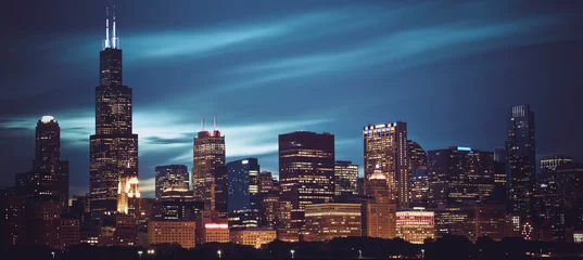 Fotobehang Beroemd panoramisch uitzicht op de skyline van Chicago bij nacht © Frédéric Prochasson