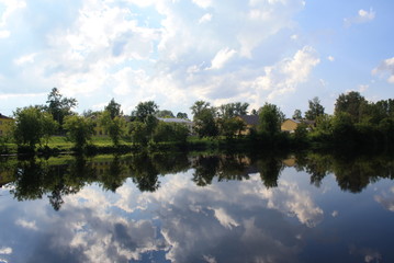 Obraz na płótnie Canvas clouds over lake