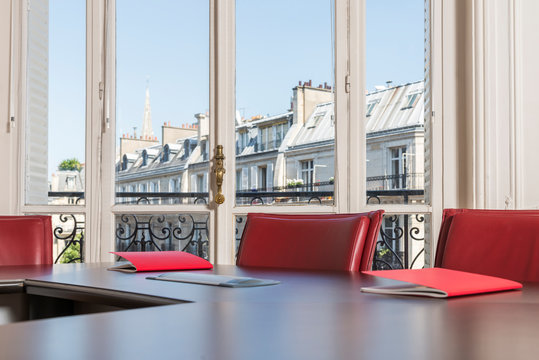 Cahiers en salle de r&eacute;union avec vue sur Paris