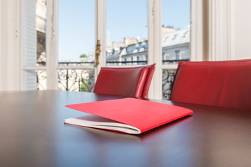 Cahier rouge posé sur une table