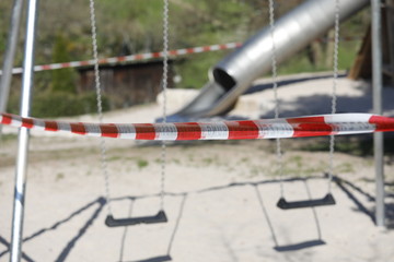 Leerer Spielplatz Absperrung mit Absperrband während covid-19 Coronavirus Epidemie