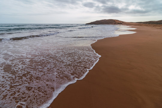 las olas del mar en la orilla de una playa desierta y tranquila