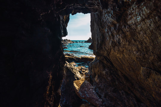 una cueva marina con vistas a una playa desierta
