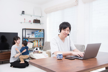 Fototapeta premium テレワークをする父親