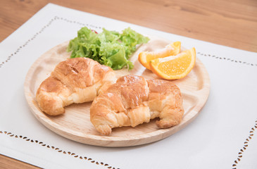 朝食のクロワッサンとサラダと果物