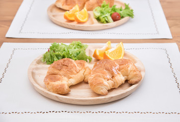朝食のクロワッサンとサラダと果物