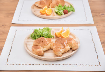 朝食のクロワッサンとサラダと果物