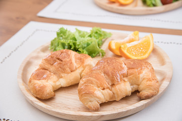朝食のクロワッサンとサラダと果物