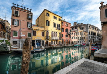 Vistas a canal de Venecia, Italia