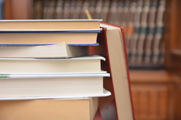 libri vari con sfondo di una libreria biblioteca