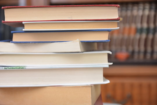 libri vari con sfondo di una libreria biblioteca