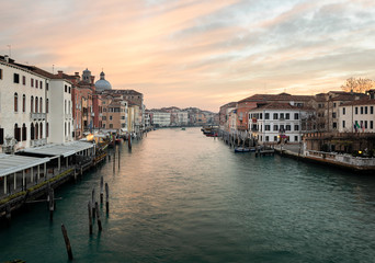 Fototapeta na wymiar Vista del Gran Canal de Venecia desde el puente Scalzi. 